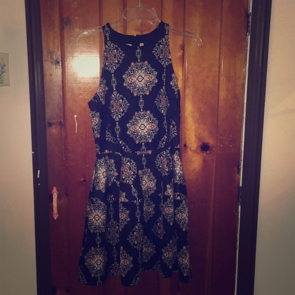 Sleeveless patterned black dress